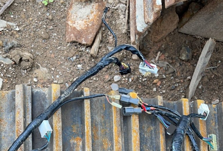Selected wiring-harness view showing sleeved runs, branch positions and connector groups across track plates.